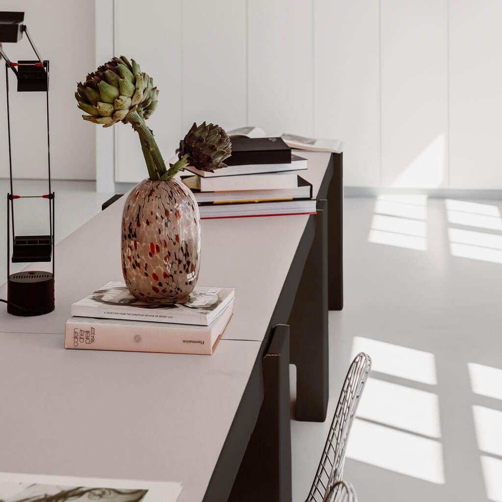 RIAB GRID Table in black with linoleum pad in light-grey