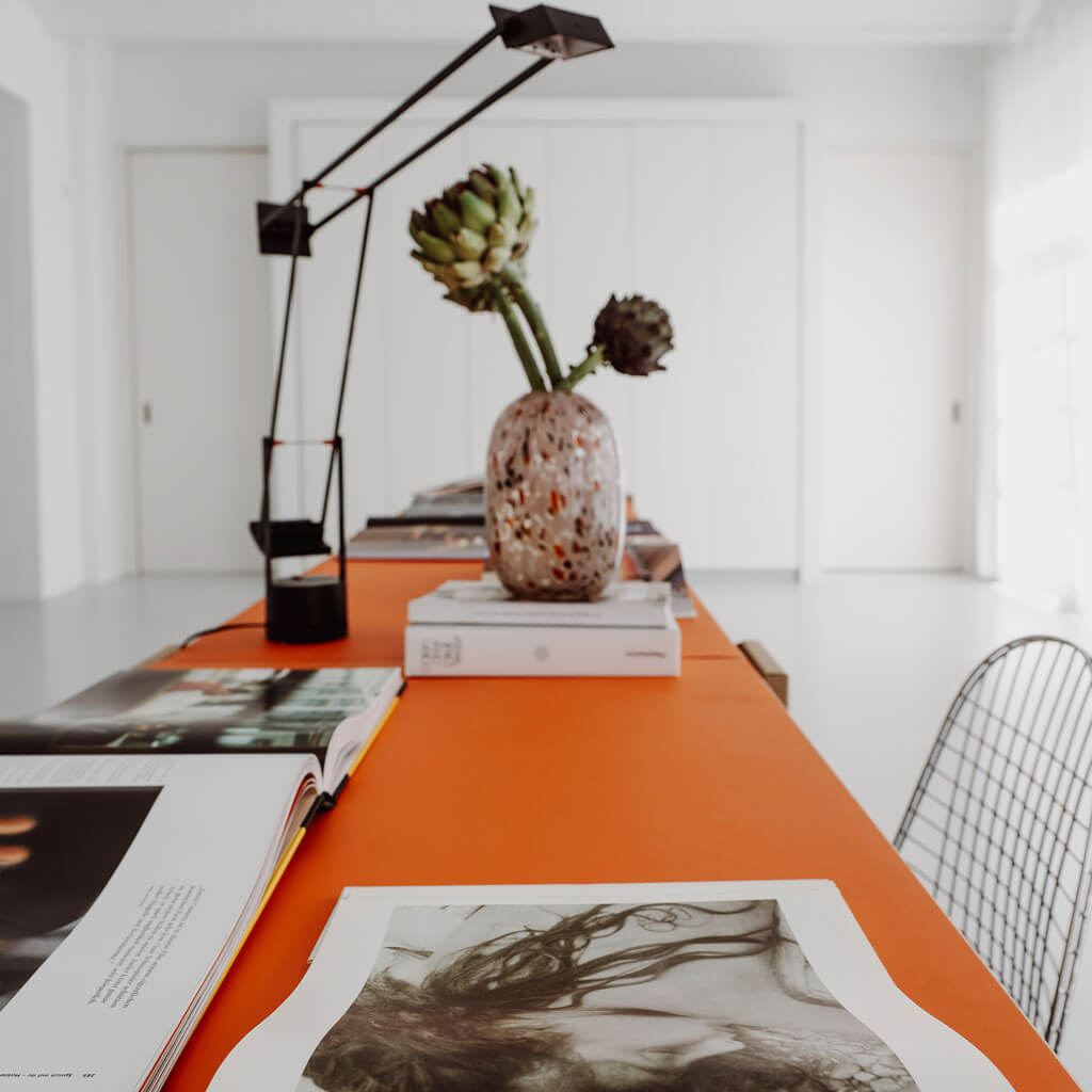 RIAB GRID Table in natural cardboard with linoleum pad in orange