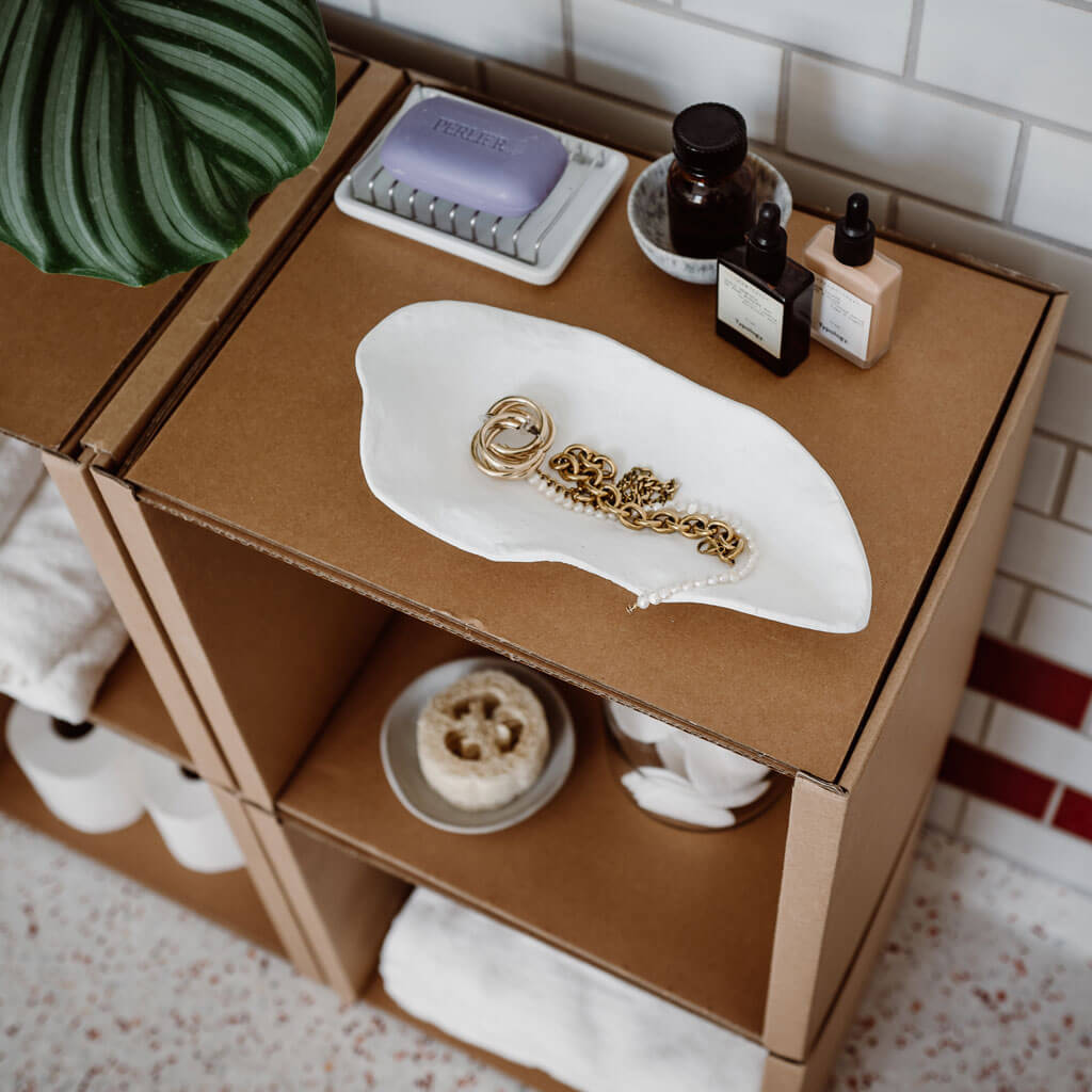 ROOM IN A BOX modular shelving system shelf 2x2 in bathroom